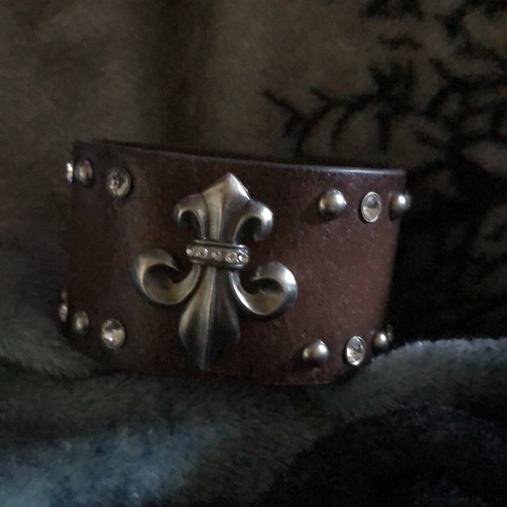 Brown Leather Fleur-de-Lis Cuff Bracelet- 20A $45 or $40 w/offer